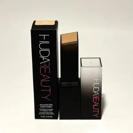 Vezi acum Fond de ten stick, Huda Beauty, Fauxfilter Skin Finish, 210B Chai