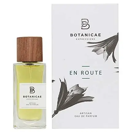 Ofertă Eau de Parfum Botanicae En Route, sticlă transparentă, capac din lemn, lichid galben