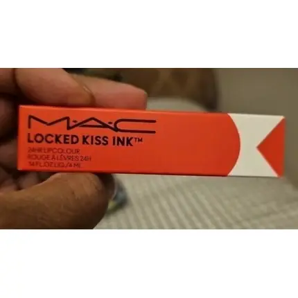Ruj lichid M•A•C Locked Kiss Ink, 70 Exaggeration, cu fixare intensă Cel mai vândut